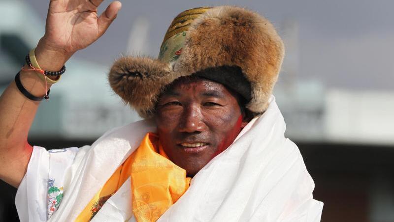 Kami Rita, Sherpa aus Nepal, hat seinen Rekord für die meisten Besteigungen des Mount Everest zum zweiten Mal innerhalb einer Woche ausgebaut. Kami Rita, Sherpa aus Nepal, hat seinen Rekord für die meisten Besteigungen des Mount Everest zum zweiten Mal innerhalb einer Woche ausgebaut.