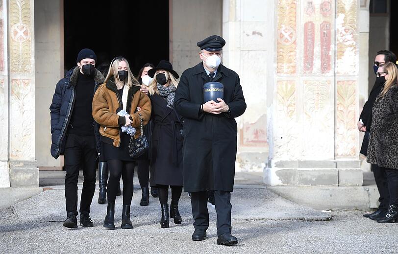 Auf dem Weg zum Grab: Wolfgang Nöths Familie – allen voran Witwe Karin und Tochter Laila auf dem Nordfriedhof.