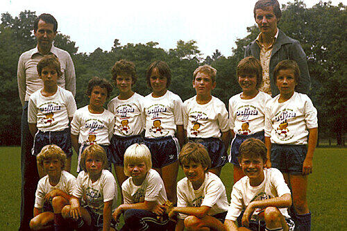 Auf diesem Bild von 1978, es zeigt die E1-Jugend des Karlsruher SC, istOliver Kahn neun Jahre alt - und gerade Meister geworden. Wie später so oft.