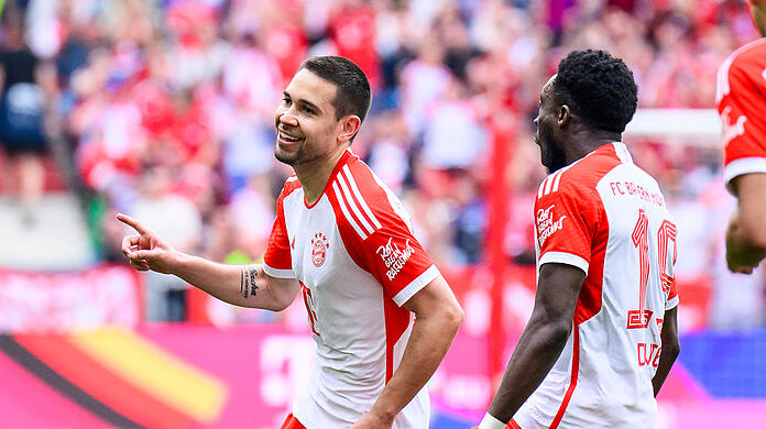 Raphael Guerreiro (l) jubelt nach seinem Tor zum 1:0.