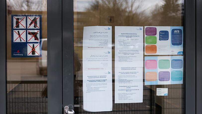 Am Eingang des Dublin-Zentrums in Hamburg-Rahlstedt hängen Informationsblätter, unter anderem zu den Sprechstunden der kostenlosen Asylverfahrensberatung. zu sehen. Die sogenannten Dublin-Regeln legen fest, in welchem europäischen Land ein Asylbewerber seinen Antrag auf Schutz stellen darf. (Archivfoto)