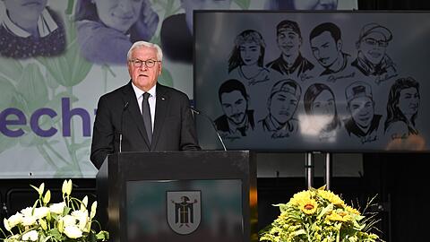 Bundespräsident Steinmeier wendet sich beim Gedenken an die Hinterbliebenen. Bundespräsident Steinmeier wendet sich beim Gedenken an die Hinterbliebenen.