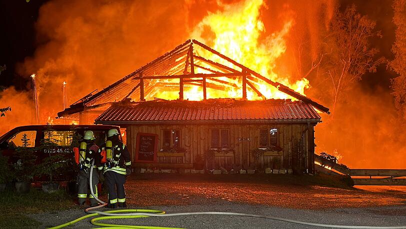Der Feuerwehreinsatz Anfang August. Als die Feuerwehr am Ungl&uuml;cksort eintraf, schlugen die Flammen bereits aus dem Dach der Alpe Mohr.