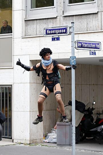 Dieser Mann ist bereits in Stimmung.