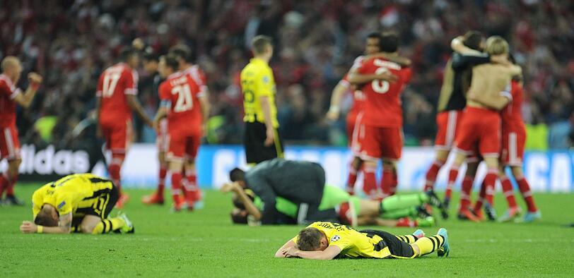 Nicht zu trösten: Die BVB-Profis sind auf dem Boden der Tatsachen angelangt. Bayern hat soeben das Finale mit 2:1 gewonnen.