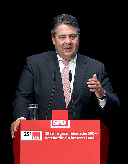 Aus Anlass der Gründung der gesamtdeutschen SPD vor 25 Jahren sprach Parteichef Sigmar Gabriel in Magdeburg über den gesellschaftlichen Zusammenhalt.