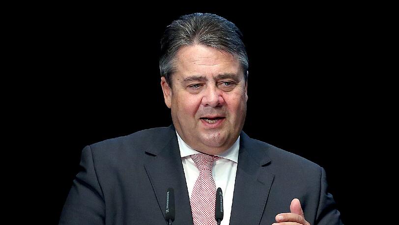 Aus Anlass der Gründung der gesamtdeutschen SPD vor 25 Jahren sprach Parteichef Sigmar Gabriel in Magdeburg über den gesellschaftlichen Zusammenhalt. Aus Anlass der Gründung der gesamtdeutschen SPD vor 25 Jahren sprach Parteichef Sigmar Gabriel in Magdeburg über den gesellschaftlichen Zusammenhalt.