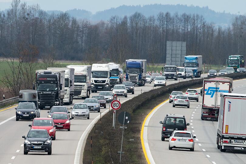 In den Osterferien mit dem Auto in den Urlaub fahren bedeutet meistens auch im Stau stehen.