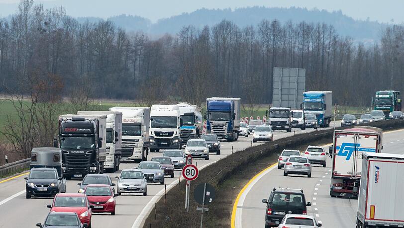 In den Osterferien mit dem Auto in den Urlaub fahren bedeutet meistens auch im Stau stehen. In den Osterferien mit dem Auto in den Urlaub fahren bedeutet meistens auch im Stau stehen.