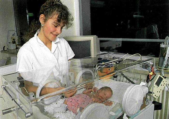 In den 1990er Jahren waren Frühchen oft mehrere Wochen von ihren Eltern getrennt. Heute werden Mütter und Väter schnell eingebunden.