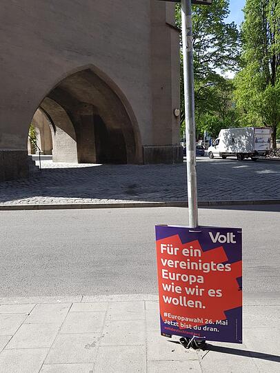 Ein Volt-Plakat im Tal.