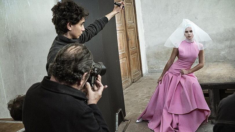 Backstage-Foto: Schauspielerin Emma Watson (r.) wird von Paolo Roversi fotografiert