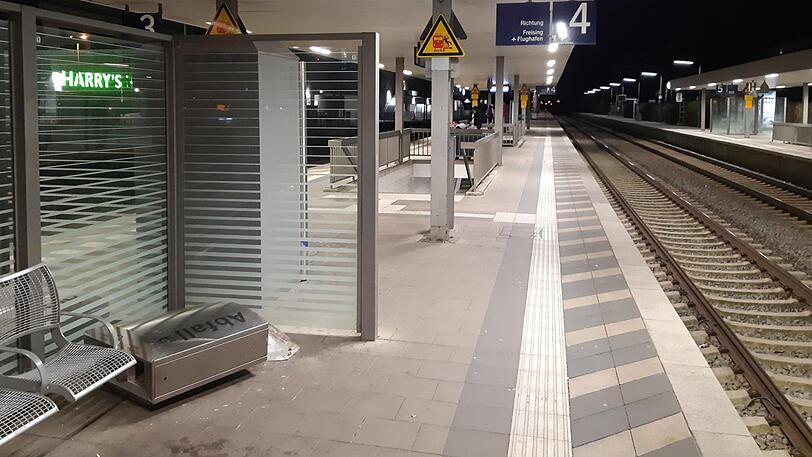 Drei 19-Jährige haben am Sonntagabend am Bahnhof Moosach randaliert.