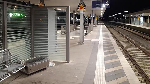 Ein betrunkener Mann überquerte am Sonntagabend die Gleise – und hatte Glück. (Symbolbild) Ein betrunkener Mann überquerte am Sonntagabend die Gleise – und hatte Glück. (Symbolbild)