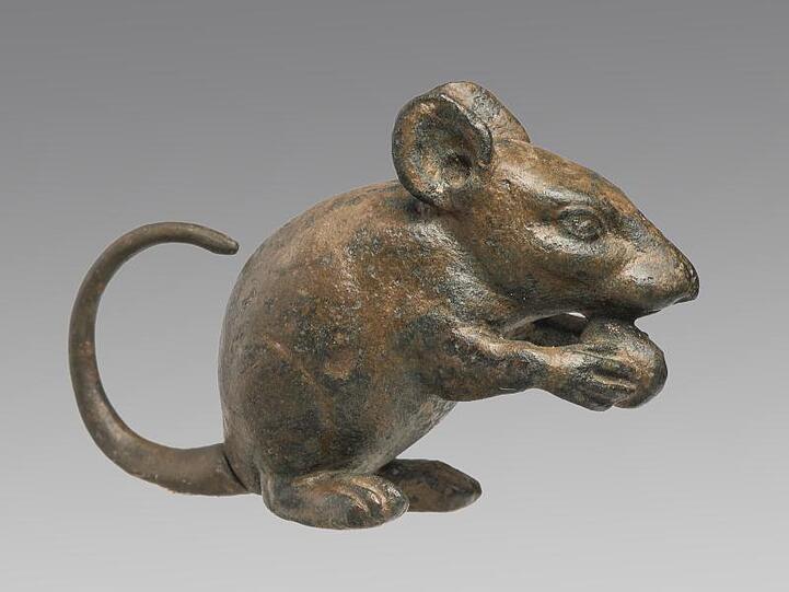 Das Foto zeigt das Exponat "Maus mit Kuchenkrümel" aus der Ausstellung "Hund, Katze, Maus. Tiere in Alltag und Mythos". Foto: -/Glyptothek München/dpa