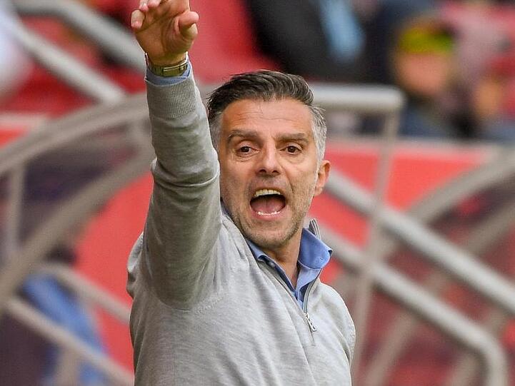 Trainer Tomas Oral von Ingolstadt gibt seiner Mannschaft Anweisungen. Foto: Armin Weigel/Archivbild