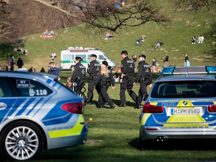 Polizisten patrouillieren durch den Englischen Garten. Foto: Matthias Balk/dpa/Archivbild