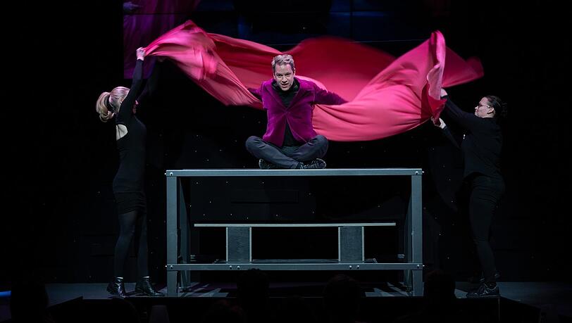 Aus dem Nichts auftauchen, hier noch mit Tisch und Tuch: Alexander Krist in "The World's Greatest Magic" im Kristelli Palast.