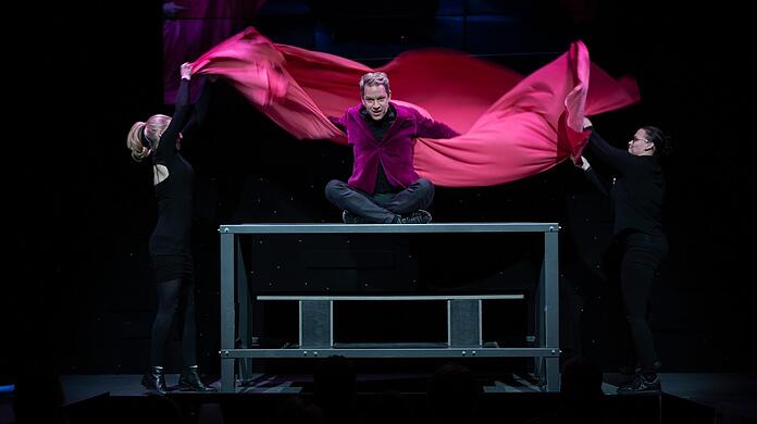 Aus dem Nichts auftauchen, hier noch mit Tisch und Tuch: Alexander Krist in "The World's Greatest Magic" im Kristelli Palast.