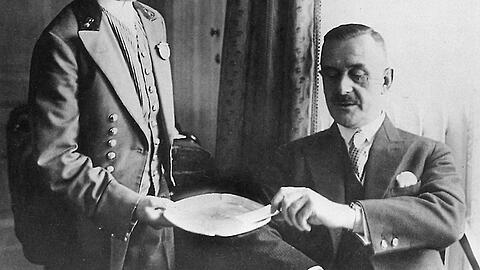 Thomas Mann (r) mit einem Bellboy im Hotel Adlon.
