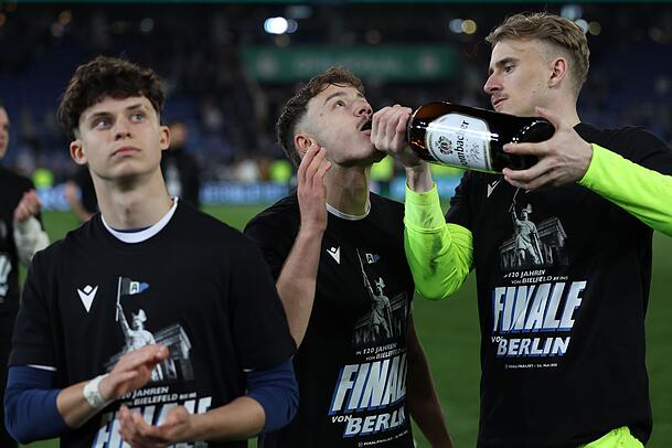 Die Arminia bejubelt den Pokaleinzug.