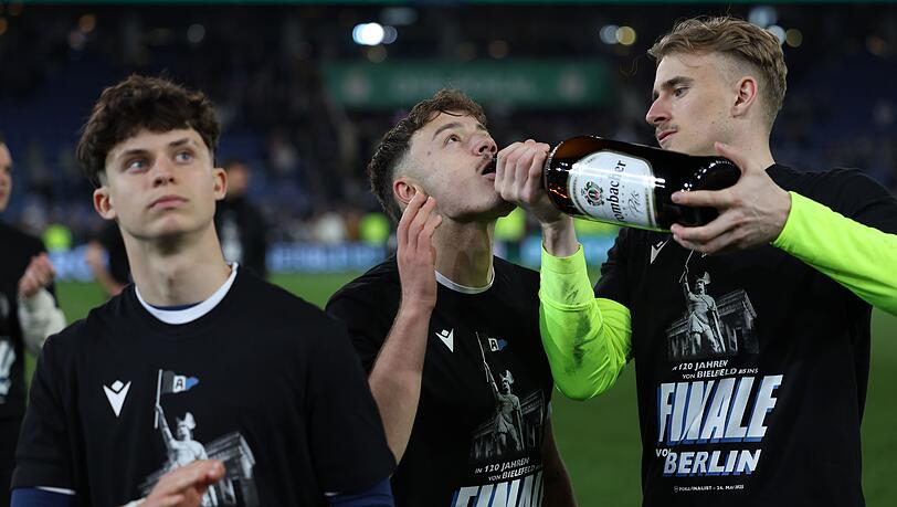 Die Arminia bejubelt den Pokaleinzug.