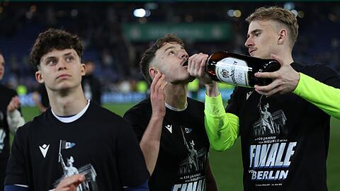 Die Arminia bejubelt den Pokaleinzug.