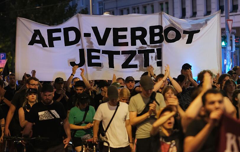 Die Hochstufung der AfD zur "gesichert rechtsextremistischen Bestrebung" hat die Debatte über ein Parteiverbot neu entfacht.