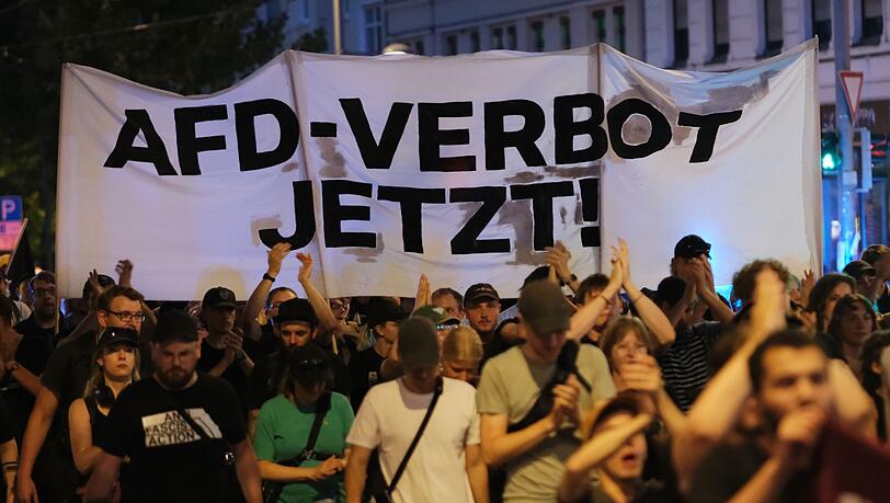 Die Hochstufung der AfD zur "gesichert rechtsextremistischen Bestrebung" hat die Debatte über ein Parteiverbot neu entfacht. Die Hochstufung der AfD zur "gesichert rechtsextremistischen Bestrebung" hat die Debatte über ein Parteiverbot neu entfacht.