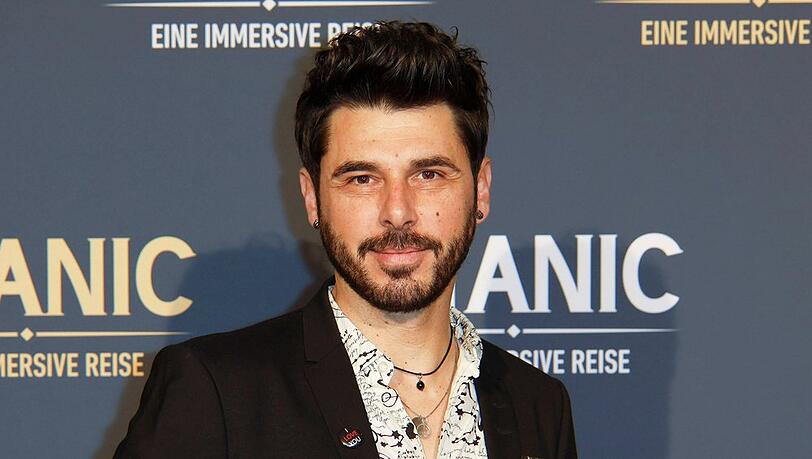 Riccardo Angelini wurde in Bozen geboren. Er arbeitete schon als Maurer und Barkeeper, sein Herz schlägt jedoch für die Schauspielerei.
