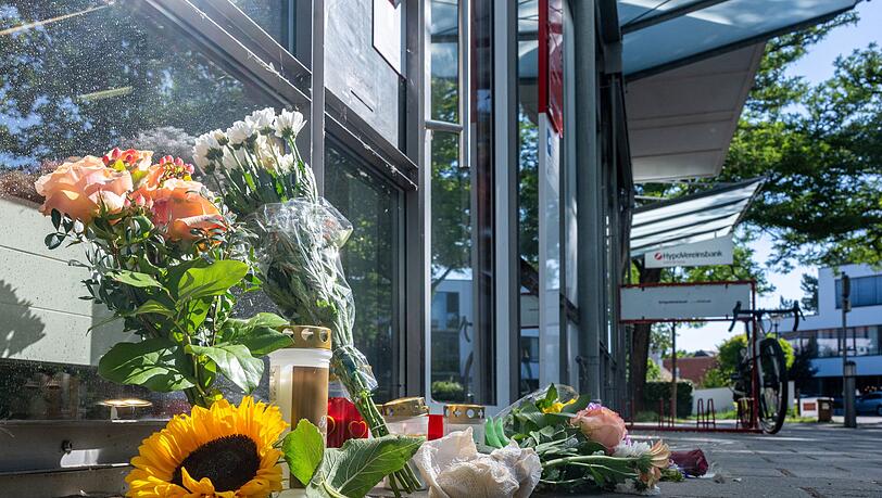 Menschen legten nach dem t&ouml;dlichen Angriff Blumen und Kerzen vor der Filiale ab.