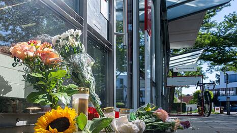 Menschen legten nach dem t&ouml;dlichen Angriff Blumen und Kerzen vor der Filiale ab.