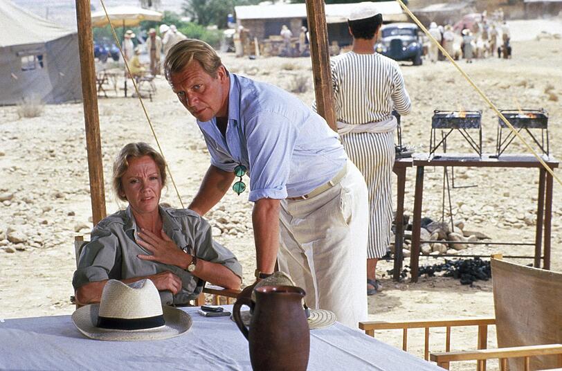 Der Anwalt Jefferson Cope (David Soul) und die Sekret&auml;rin Miss Quinton (Hayley Mills) interessieren sich f&uuml;r die Antike, aber mehr noch daf&uuml;r, wer ihre Mitreisende Emily Boynton get&ouml;tet hat.