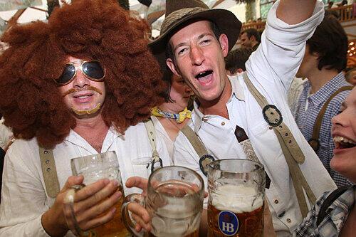 Was will uns dieser Fest-Besucher mit seiner Verkeidung sagen?