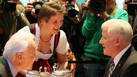 Zwei Mass-Bier für den aktuellen und den alten Ministerpräsidenten: Horst Seehofer und Edmund Stoiber (l). Sehen Sie in der Bilderstrecke die Fotos vom Politischen Aschermittwoch in Passau.