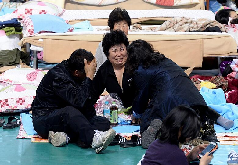 Sechs Tage nach dem Fährunglück in Südkorea bangen und hoffen Familien immer noch ihre Angehörigen lebendig wiederzusehen.