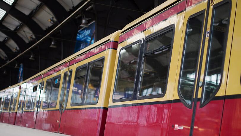 In der Berliner S-Bahn kam es zu einem Fremdenfeindlichen Übergriff auf Kinder. In der Berliner S-Bahn kam es zu einem Fremdenfeindlichen Übergriff auf Kinder.