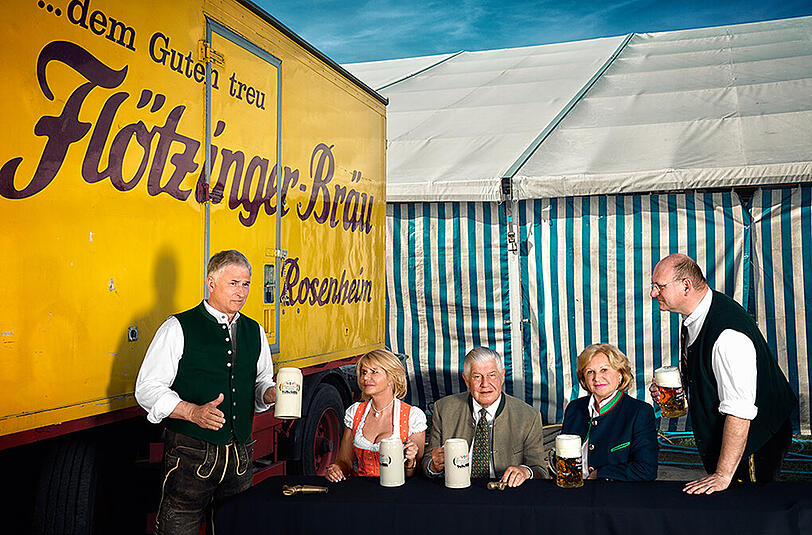 Flötzinger Brauerei Rosenheim (V.l.n.r.): Andreas Steegmüller-Pyhrr (Geschäftsführer), Marisa Steegmüller (Inhaberin), Franz Steegmüller (Inhaber), Martha Steegmüller (Inhaber), Franz Amberger (Braumeister) - Vor jeder Eröffnung eines Volksfestes gibt es bei der Familie Steegmüller eine Vorbesprechung. Und just zu einer solchen Gelegenheit, auf der Rückseite des Flötzinger Festzeltes in Pang, kam der Fotograf hinzu