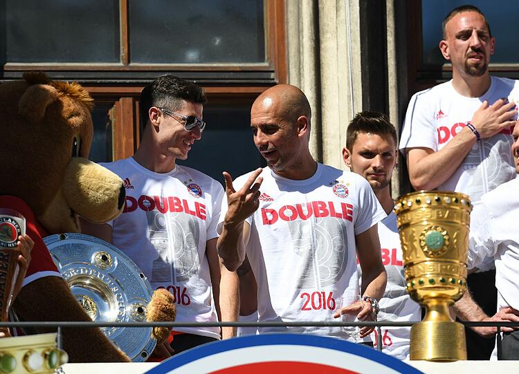 Pokal-Sause, Pep-Abschied und Double-Feier: Der FC Bayern lässt's auf dem Rathausbalkon krachen. Die Bilder.