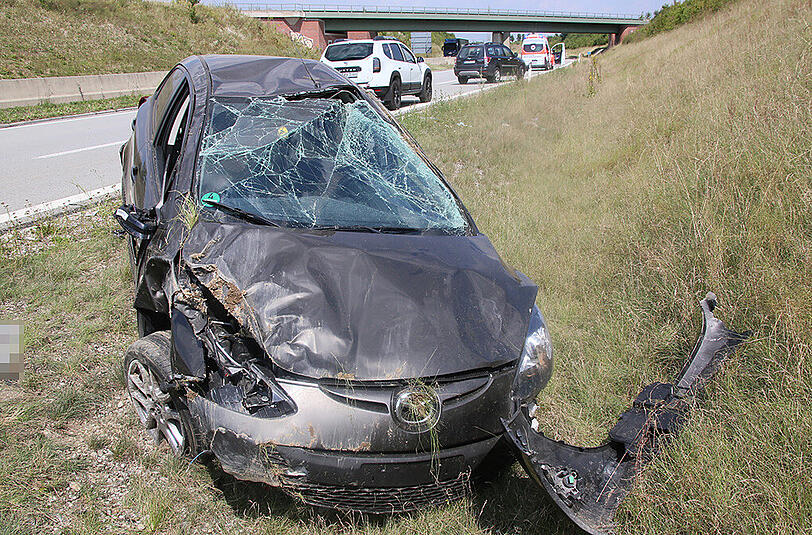 Das Auto ist von der Straße abgekommen und hat sich anschließend mehrmals überschlagen. Die Bilder des Unfalls.