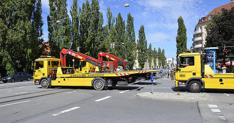 Aus Sicherheitsgründen lässt die Polizei die Autos rund um den Biombenfund in Schwabing abschleppen. Falls die Bombe doch noch gesprengt wird...