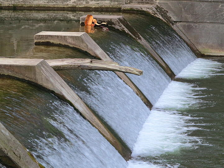 An der Maximiliansbrücke treibt am Mittwoch eine Gitarre in der Isar.