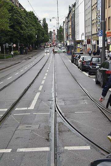 Die Bahn musste mit einem Kran der Feuerwehr angehoben und ins Gleis zurück gehievt werden.