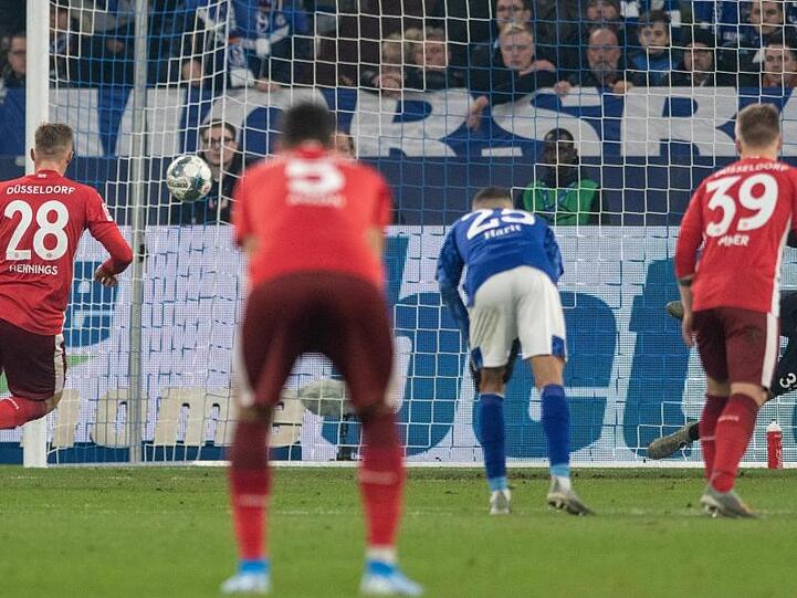 Rouwen Hennings (l) war der gefeierte Fortune beim 3:3 auf Schalke.