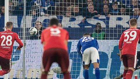 Rouwen Hennings (l) war der gefeierte Fortune beim 3:3 auf Schalke.