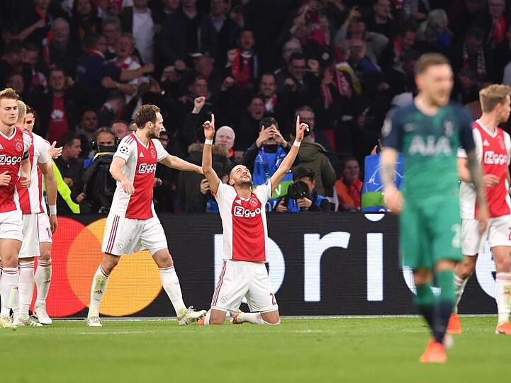 Hakim Ziyech (M) feiert sein Treffer zum 2:0 für die Gastgeber.