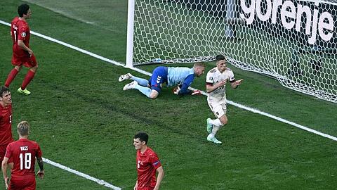Der Belgier Thorgan Hazard (r) erzielt den zwischenzeitlichen Treffer zum 1:1.