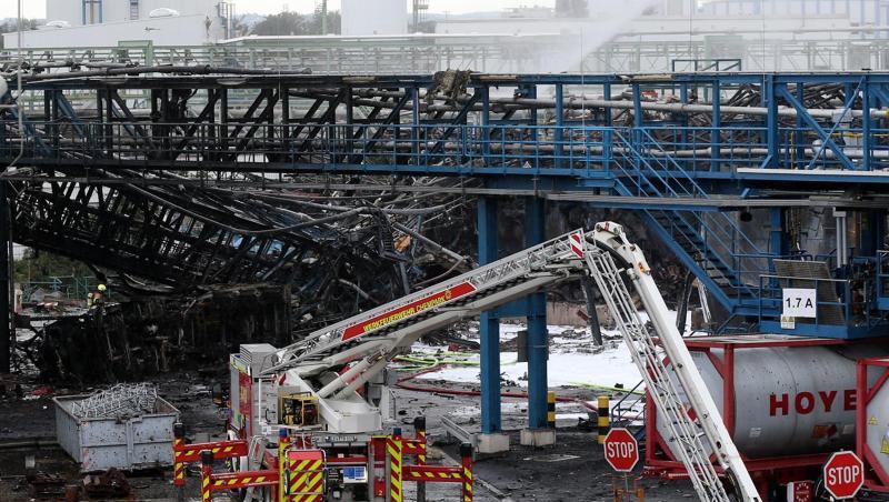Einsatzkräfte der Feuerwehr sind mit Löscharbeiten im Chempark beschäftigt.