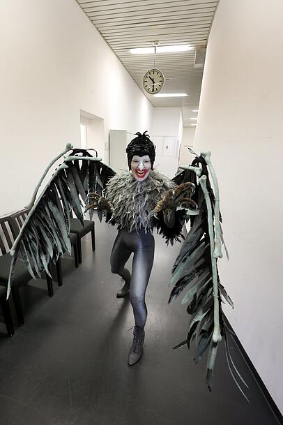 Fertig mit der Maske: Wilddrude auf dem Weg Richtung Auftritt. Fertig mit der Maske: Wilddrude auf dem Weg Richtung Auftritt.