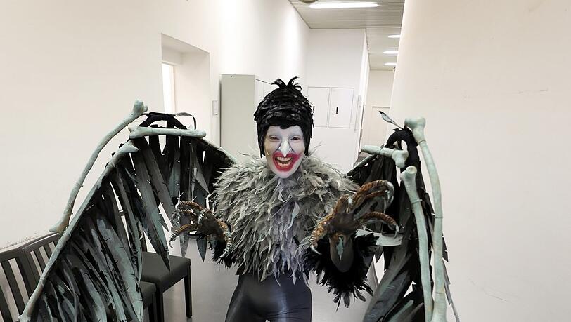 Fertig mit der Maske: Wilddrude auf dem Weg Richtung Auftritt. Fertig mit der Maske: Wilddrude auf dem Weg Richtung Auftritt.